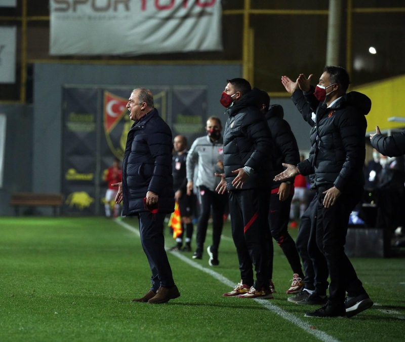 <p><b>MADDE 41 – KLK HAKLARINA SALDIRI, HAKARET, TEHDT ve TKRME</b></p><p><br></p><p>Grevlilere ve dier kiilere, 2 ila 5; fiillerin msabaka grevlilerine ynelik olmas halinde ise 3 ila 7 msabakada soyunma odasna ve yedek kulbesine giri yasa veya 21 ila 50 gn arasnda hak mahrumiyeti cezas, verilir. Bu maddede yer alan msabakadan men, soyunma odasna ve yedek kulbesine giri yasa ve hak mahrumiyeti cezalar para cezasna evrilemez.</p>