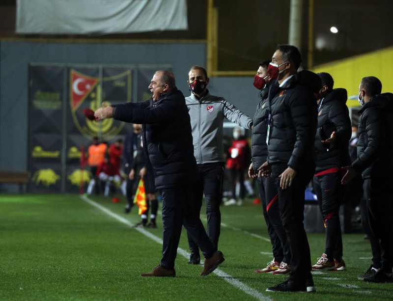 <p><b>MADDE 50 – CEZAYA ve TEDBRE UYULMAMASI</b></p><p><br></p><p>Cezalarn infaz rejimine ve idari tedbir kararlarna uymayanlar veya bu nitelikteki ihlallere herhangi bir ekilde itirak eden grevlilere ve dier kiilere ise 4 ila 12 msabakada soyunma odasna ve yedek kulbesine giri yasa veya 30 gnden 90 gne kadar hak mahrumiyeti cezas ve Sper Lig iin 33.000.-TL’den 65.000.-TL’ye kadar para cezas verilir.</p>