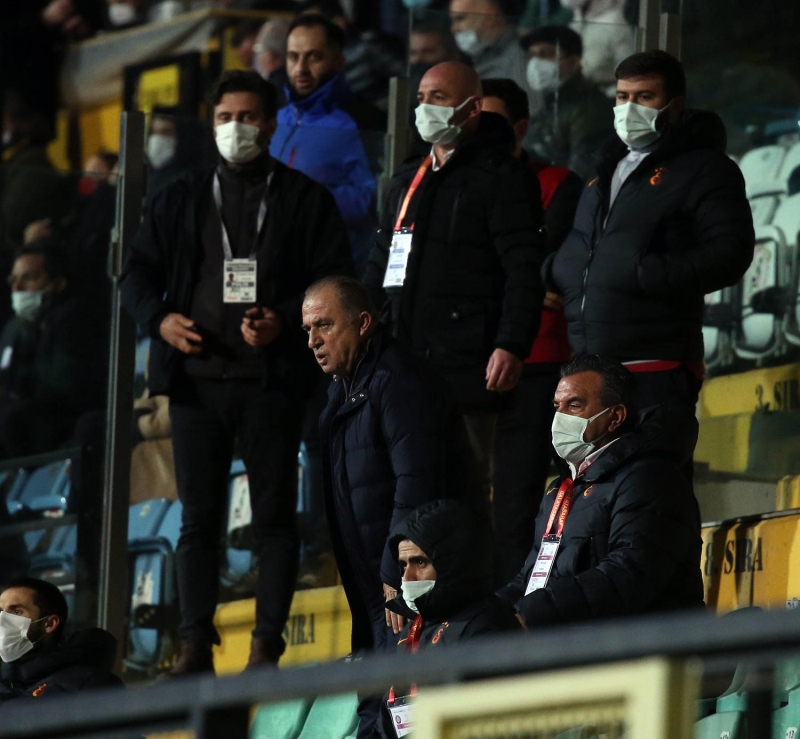 <p><b>MA SONUNDA SAHAYA ND</b><br></p><p><br></p><p>Terim krmz kart grmesinden sonra tribne gnderildi. Karlamann 2-1 bitmesinden sonraysa sahaya indi. </p>