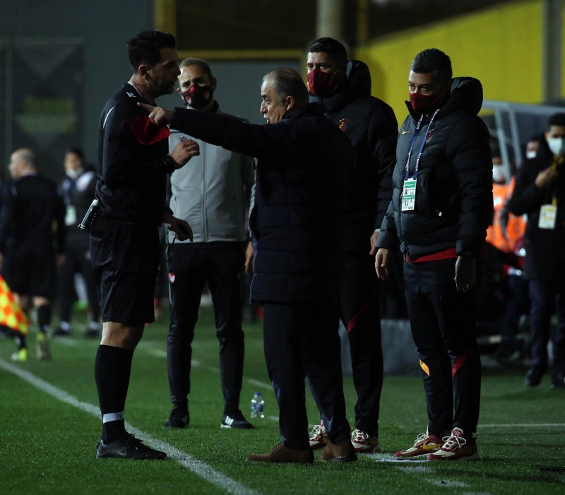 <p>Terim krmz kart grdkten sonra man hakemi Mustafa retmenolu'na itirazlarn srdrd ve <b>'Eyyamc, evde anlat Fatih Terim'i attm diye! Ahlaksz'</b> dedi.</p>