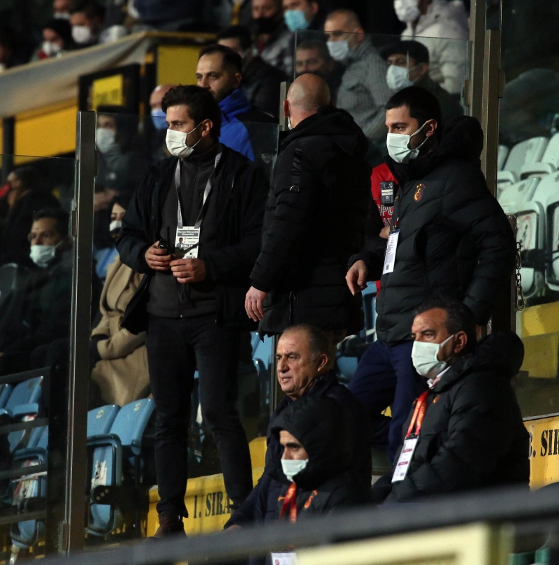 <p>Futbol Disiplin Talimat'na gre dorudan krmz kart grldnde tedbir balyor. Krmz kart gren teknik direktr soyunma odasna ve yedek kulbesine inemiyor.</p>