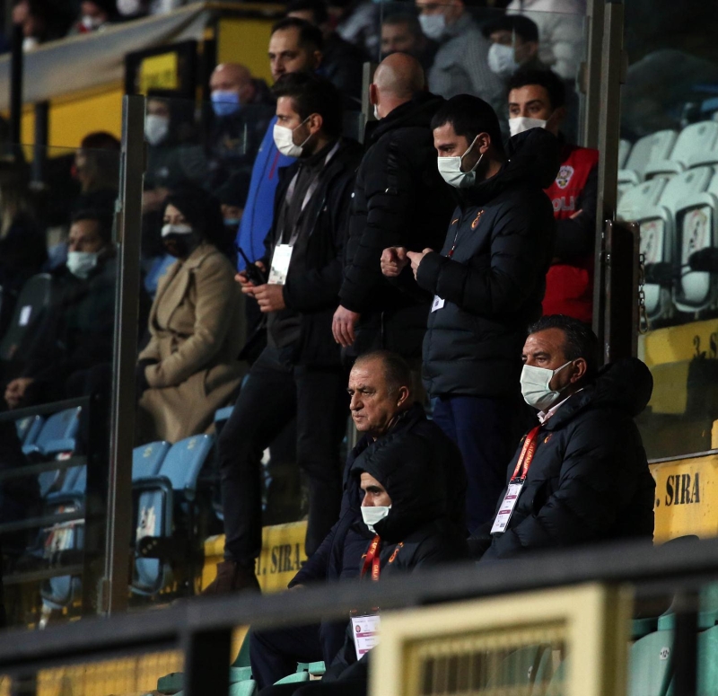 <p><b>FATH TERM KA MA CEZA ALACAK?</b><br></p><p><br></p><p class='>Fatih Terim dorudan krmz kart grd iin <b>en az 2 ma ceza </b>alacakt. Hakemin raporuna gre bu cezann artabilecei belirtiliyor. </p>