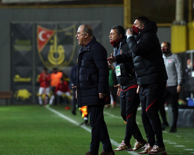 <p><b>YUSUF MEK 7 MA CEZA ALMITI</b><br></p><p><br></p><p>2015 ylnda Antalyaspor'un banda bulunan Yusuf imek,   Antalyaspor-Kasmpaa manda msabaka hakemine ynelik hakareti ve idari tedbirli olduu halde soyunma odas koridorunda yer almasndan dolay 7 ma ve 46 bin TL para cezas almt.</p>