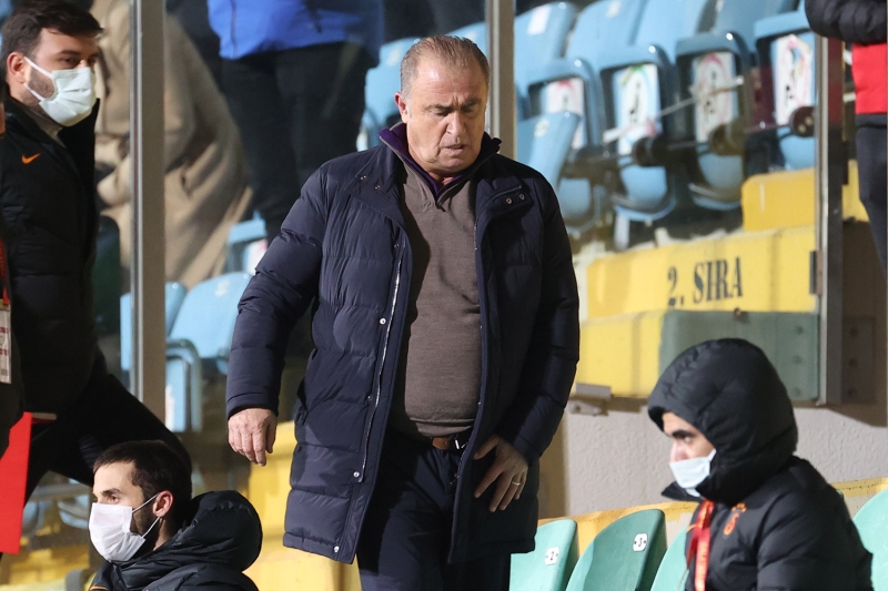 <p>2019 Mays aynda ampiyonluk yolundaki nemli Baakehir manda kan olaylardan dolay Galatasaray teknik direktr Fatih Terim, takmndan 3 ma ayr kalmak zorunda kalmt.</p><p><br></p><p>Ajansspor</p>
