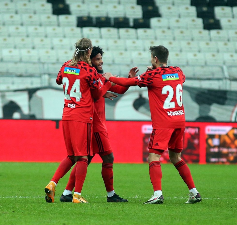 <p>Rosier, profesyonel futbol hayatndaki ilk goln ise Beikta - Tarsus dman Yurdu kupa manda atmt.</p>