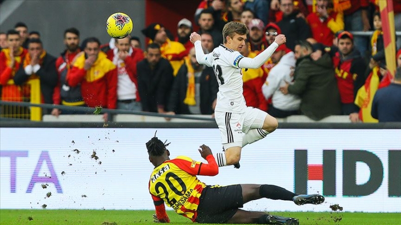 <p>Stoper ikilisi Welinton - Montero'dan oluacakken, sol bekte ise Rdvan Ylmaz grev yapacak.</p>