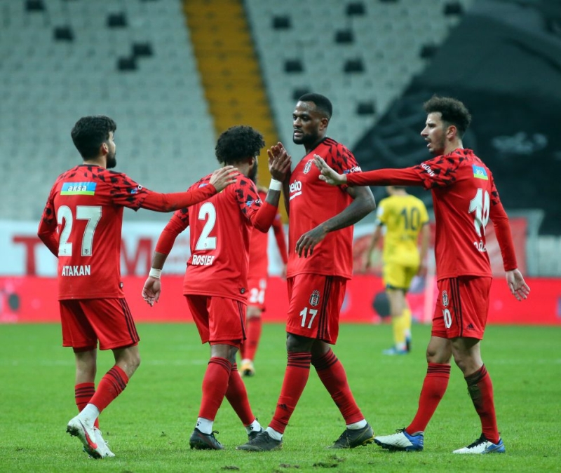 <p>Ersin - Dorukhan, Welinton, Montero, Rdvan, Josef, Ghezzal, Atiba, Mensah, Larin, Aboubakar.</p>