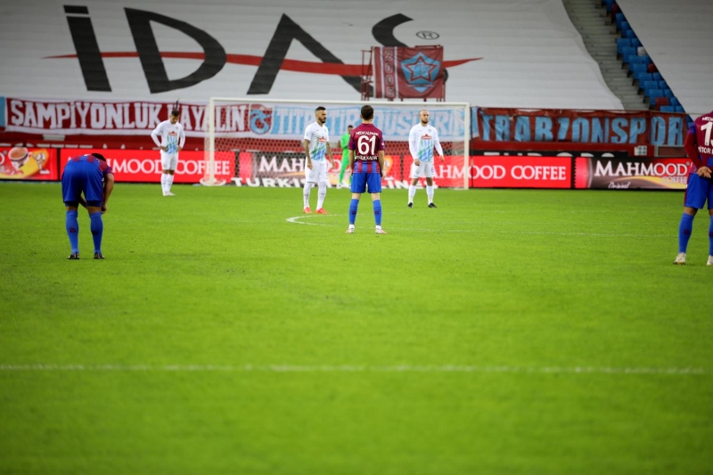 <p>İki takım futbolcuları, yayıncı kuruluşun yükümlülüklerini yerine getirmediği gerekçesiyle protestoda bulundu. Süper Lig Kulüpler Birliği Vakfı ve TFF 1. Lig Kulüpler Birliğinin aldığı ortak karar gereği müsabakanın başlangıç düdüğünün ardından, iki takım oyuncuları olduğu yerde bekleyerek yayıncı kuruluşu protesto etti.</p>