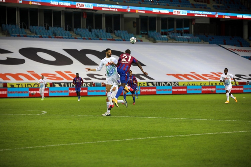 <p>Marlon'un müthiş pasıyla bir anda savunma arkasına sarkan Trabzonspor'un yeni transferlerinden Djaniny, 65'te karşı karşıya pozisyonda kaleci Gökhan'a şık bir çalım attı ve topu boş ağlara yolladı. Djaniny, Trabzonspor formasıyla ilk golünü kaydetti. </p>
