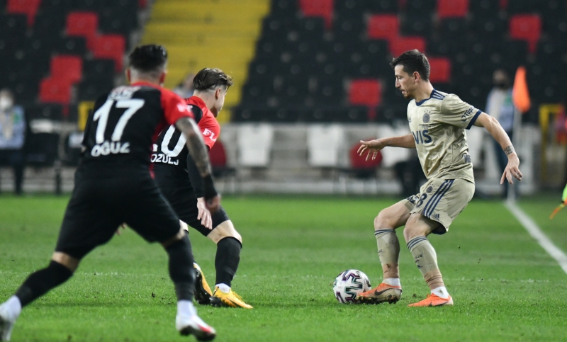 <p>Gustavo, buranın enayisi ben miyim, yeter dedi. Takıma uydu, yapmaması gerekliydi. Samatta diye bir oyuncu geldi Fenerbahçe'ye. Samatta, 17 Kasım'da Tanzanya Milli Takımı'nda sakatlandı. Tanzanya gazetelerinde ikinci maçta oynayamayacak üzüldük deniyor. Ama sen geldiği gibi oynatıyorsun, ondan sonra yok. Karacabey'le eşleşiyorsun, her kulübe saygımız var ama sen o maçta Altay'ı oynatma, Oytun'u oynat. Karacabey'le oynuyorsun çünkü.</p>