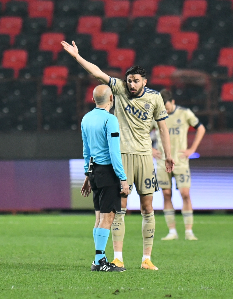 <p>Cocu ile başladı, tutmadı. Koeman vardı, gitti. Medyanın ve seyircinin baskısıyla, çalışmak istemem dediği hoca geliyor. Sonra da yıldızı parlayan bir hoca geldi ve Emre vardı. Kadronun yüzde 90'ını Emre yapmıştır. Bonservisi elindeki oyuncuları Emre Ağabeyin diyerek alıyor. 35 yaşındasın, Emre Ağabey için gelirim diyorsun. Fenerbahçe'ye Emre Ağabeyin için gelmeyeceksin.</p>