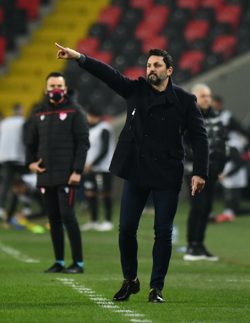 <p>Herkes, herkesi kıskanır dedi bir dostum. Olabilir. Yorumcu, yorumcuya yapar, futbolcu, futbolcuya yapar. Bir tek anneler ve babalar kıskanmaz dedi. Anne baba hayatta çocuğunu kıskanmaz. Sosa, ben oynamıyorum Mert Hakan oynuyor diyor. Nazım, 35 yaşında Gökhan oynuyor ben oynamıyorum diyor. Novak, Ben geçen sene Trabzon'da şov yaptım goller attım ama oynamıyorum diyor.</p>