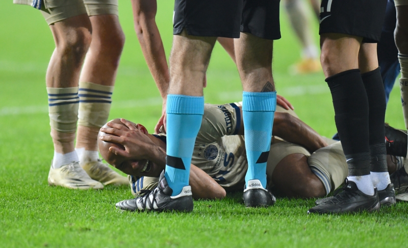 <p>Antrenör, kötü oynarken 5. - 10. dakikada çıkarmaz. Çıkaracaksın. Hakemler de maçın başında kart göstermez mesela. 11 Mart'tan sonra dünya futbolunda teknik direktörlük yeniden başladı. Hem sosyolog olacaksın, hem fizyolog olacaksın hem de zeki olacaksın. Ali Bey de teknik direktör tercihlerini  elinden geldiğince yapıyor. Ki yanlış bir tercih olarak görüyoruz bunu. Aziz Bey ve Süleyman Bey'in yeri farklıdır. Ali Bey'in de toparlayacak zamanı vardır. Ama lider karar vericidir.</p>