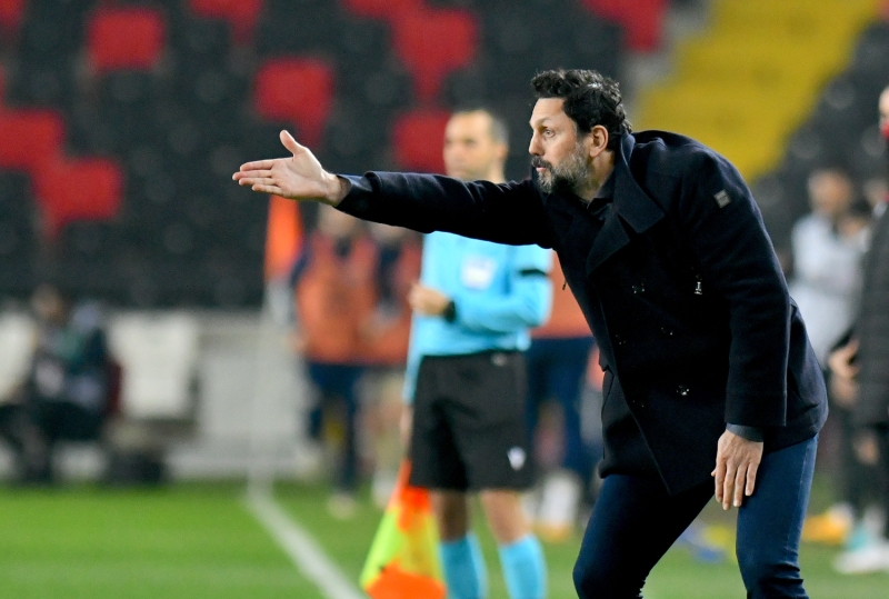 <p>Bu hoca problem çözemiyor. Bu problemi çözemeyen antrenör grubu var. Bu problemi çözemeyen yönetim var. 27 maç var, geniş bir kadro var, bu yapı olmadı. Bu ayıp bir şey değil. Ben 5. hafta Fenerbahçe'den kendim ayrıldığım zaman, şimdiki kafam olsa yutkunur beklerdim. Fevri davrandım ve ayrıldım. Aziz Yıldırım da ilk geldiğinde ciddi hatalar yaptı. Ali Bey de yapacaktır. Siz seçicisiniz. Milli Takım teknik direktörünün nasıl transfer kısıtlaması yoksa...</p>