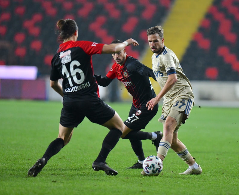 <p>Hoca bütün elindeki havuzu kullandı. Fenerbahçe'de ciddi bir havuz var. Bu havuzu iletişimle kullanman gerekiyor. Sosa ile her maç için konuşacaksın. Cool bir oyuncu, müthiş özgüvenli bir oyuncu. Trabzon'da lider olmuş, Beşiktaş'ta lider olmuş. Onun da özverili olması gerek.</p>