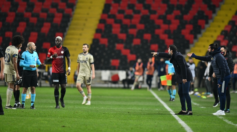 <p>Emre, 3 kez Fenerbahçe'ye geldi. Bu her futbolcuya nasip olmaz. Hak etmiş midir? Hak etmiştir. Hak etmiştir ki hala kulüpte aktif görevdedir. <b>Emreciğim sen de Erol Hoca kadar başarısızsın</b>...</p>