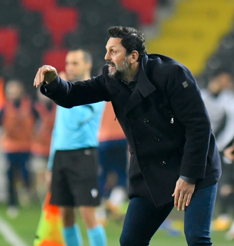<p>Ağırlığını takımın üzerinde kurması gereken kişi Ali Koç'tur. Çünkü antrenörler yapamıyor bunu. Fenerbahçe 2-1 kazansa yanmıştı. Benim Erol Hoca'yla hiçbir problemim yok. Fakat bazı şeyleri görebiliyoruz. Bugün hiçbir antrenör olmasa, o formayı giydiğin zaman mağlup olursun ama sonuna kadar mücadele edersin, kavga edersin. 6 maçta da 4 kez mağlup olmazsın.</p>
