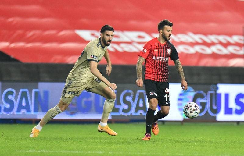 <p>Ya kadroda ya antrenörde. Fenerbahçe'nin kurtarıcı olarak soktuğu santrforu kim bana söylesin? Kim nereden buldu bu arkadaşı. Kurtarıcı olarak Ferdi ve Ademi varsa orada Emre Hocam senin de hatan var. Şu anda zararın neresinden dönersen kardır. Şu an büyük takımlara sunum yapıyorlar. Herkes birbirine hediyeyle meşgul.</p>