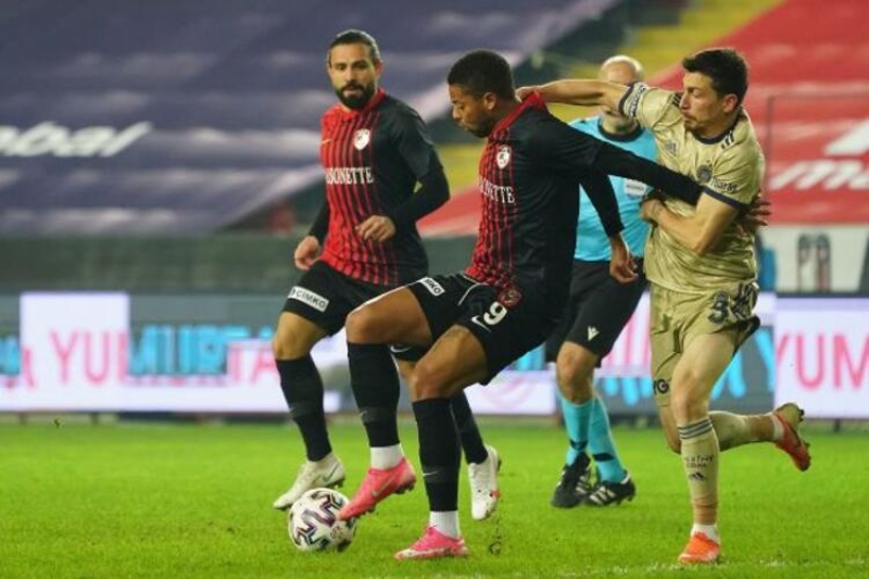 <p>Geçen hafta Kadıköy'de oynanan Yeni Malatyaspor maçında da futbolcular arasında tartışmalar çıktığı görülmüş ve bu durum dikkatlerden kaçmamıştı.</p>