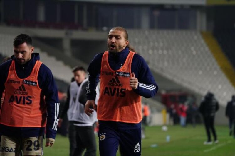 <p>Fenerbahçe taraftarları ise 'gol sevincine katılmayıp takım arkadaşlarını eleştirdiği' gerekçesiyle Mert Hakan'ı sosyal medyada eleştirdi.</p>