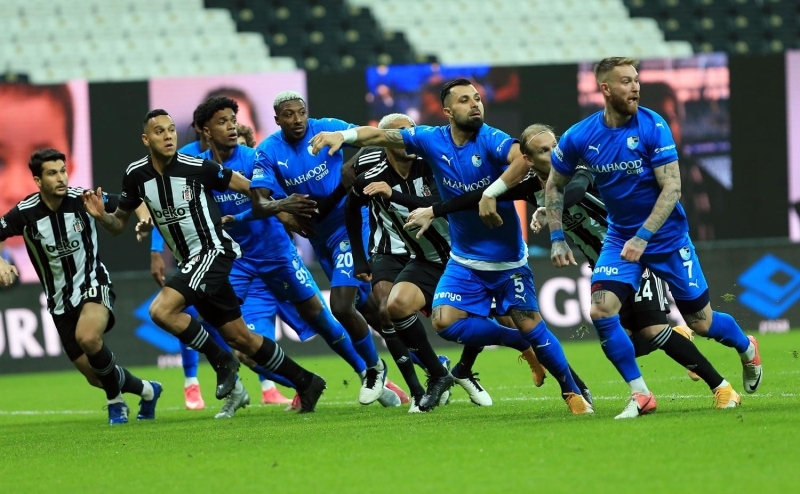 <p>Yeni Malatyaspor’u 1-0, Başakşehir’i 3-2, Kasımpaşa’yı da 3-0 yenen Beşiktaş, BB Erzurumspor karşısında da farklı bir galibiyete imza atarken kalesinde gol görmedi.</p><p>İç sahada üst üste 4. maçını kazanan siyah-beyazlılar, bu maçların 3’ünde rakip forvetlere gol izni vermedi.<br></p>