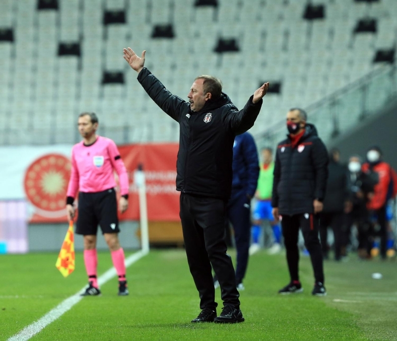 <p>Keşke taraftarımız olsa da bu galibiyetleri onlarla kutlasak. Göreve başladığımızdan beri seyircisiz oynuyoruz. Yok yani, seyirci olmayınca atmosfer yok. Taraftarla oynasak bambaşka bir oyun olur. Böyle idare etmek zor. Pandemide herkesin işi zor.</p>