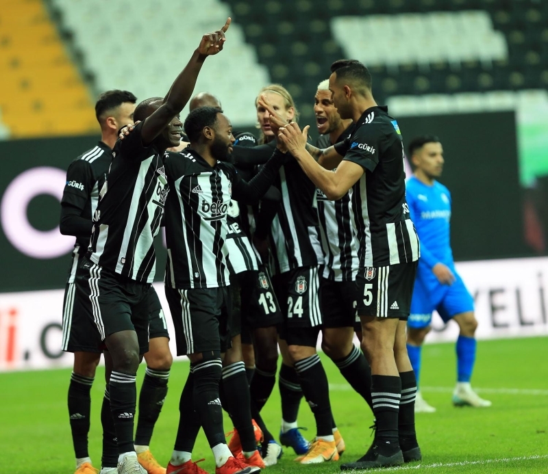 <p>Ben kenarda 4. hakemle seviyeli şekilde tartışıyorum, hakaret etmiyorum, küfür etmiyorum, neden atılayım ben? Bilmediğiniz konularda televizyonda anlamsızca konuşuyorsunuz. Ben atılınca başınız göğe mi erecek? <br></p>