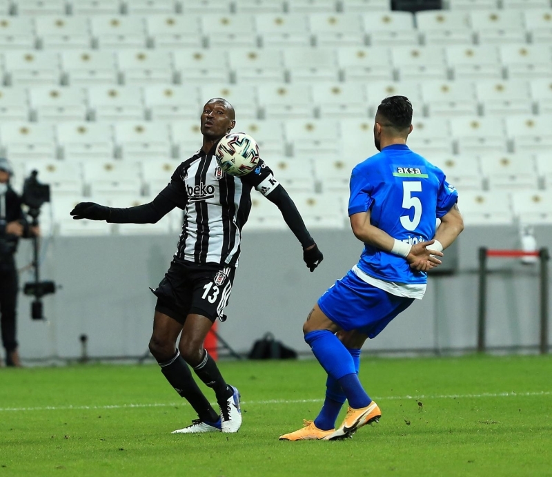 <p><b>“BEN ATILINCA BAŞINIZ GÖĞE Mİ ERECEK?”</b><br></p><p>Fatih Terim’in Karagümrük maçında gördüğü kırmızı kartın hatırlatıldığı Sergen Yalçın, kendisiyle ilgili yapılan yorumlara değinerek, “Benimle ilgili sürekli televizyonda algı yapıyorlar ‘niye atılmadı’ diye. Ne kadar meraklısınız benim atılmama. Daha önce çalıştığım yerlerde atıldım ben. Ayrıca siz nereden karar veriyorsunuz benim atılacağıma.<b><br></b></p>