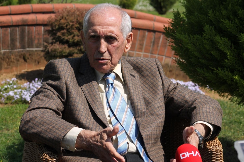<p>Daha sonra Sebat Gençlik'e antrenör-futbolcu olarak transfer olan Sümer, bir süre Trabzonspor'un alt yapısında ve Ahmet Suat Özyazıcı döneminde yardımcı antrenör olarak görev yaptıktan sonra 1978 yılında A Takım teknik direktörlüğü görevine getirildi.</p>