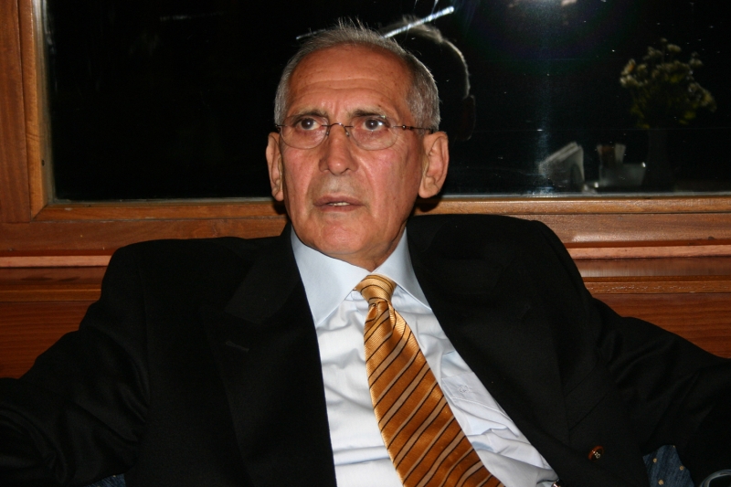 <p><b>GALATASARAY'DA DA KUPA KAZANDI</b></p><p><br></p><p>Özkan Sümer, Galatasaray'da kupa başarısı elde etti.</p>