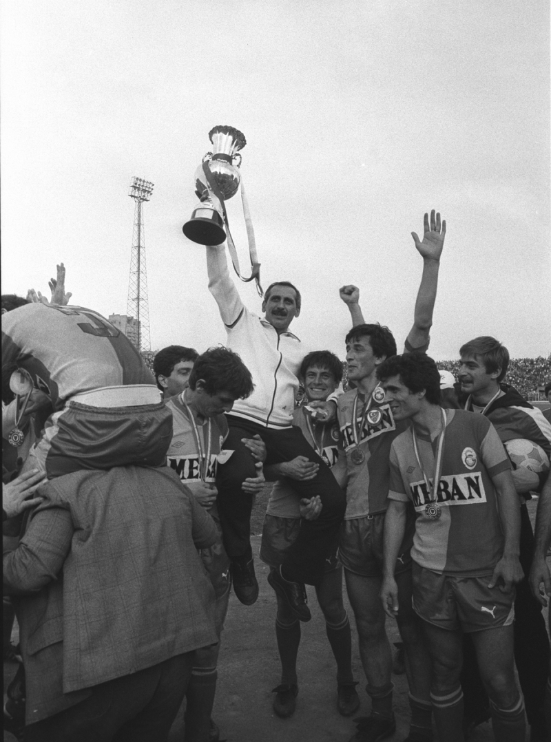 <p>Sümer, sarı-kırmızılı takımda 1982-83 sezonunda bulunduğu teknik direktörlük görevinde Cumhurbaşkanlığı Kupası'nı müzesine getirdi.<br></p>
