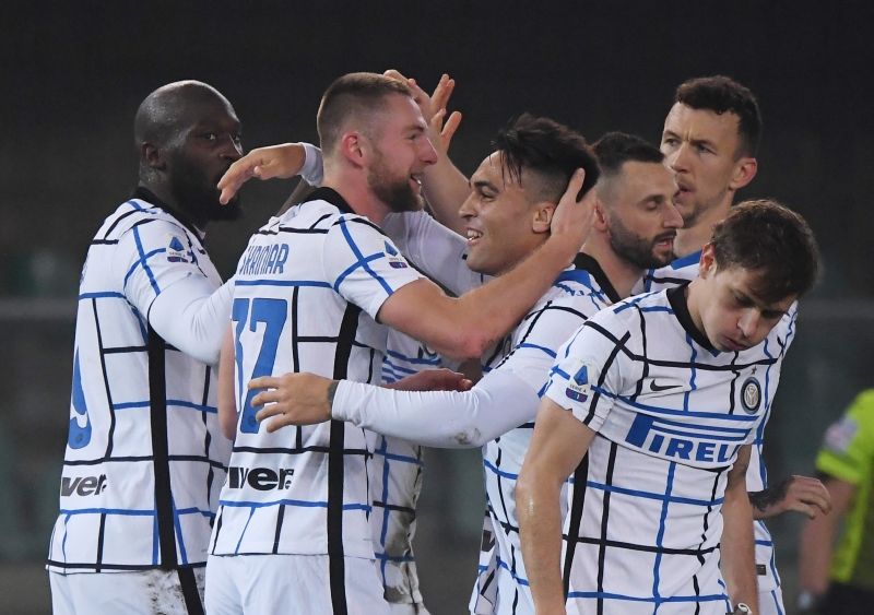 <p><b>Inter, bu sezon Scudetto'ya (şampiyonluk) ulaşacak mı? </b></p><p><br></p><p>'İtalya Serie A, bu sezon Juventus'un hakimiyeti olmadığı için gerçekten heyecan verici. Milano'nun iki takımının da tekrar zirveye çıktıklarını görmek harika. Sezon sonuna kadar zorlu bir yarış olacak. Bu sezon birçok takımın şampiyonluk şansı olduğunu düşünüyorum. Bu nedenle kimin sonuca ulaşacağını gerçekten bilmiyorum'</p>