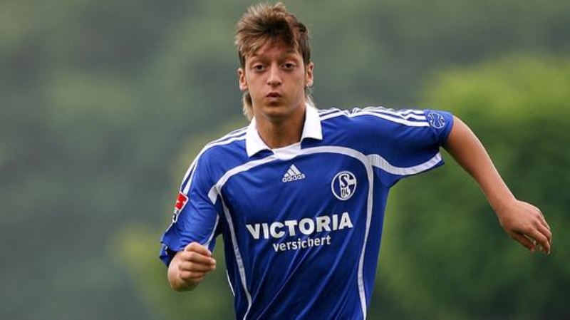 <p><b>Çocukluğunda hangi takımı tutuyordun? </b></p><p><br></p><p>'Schalke 04'</p>