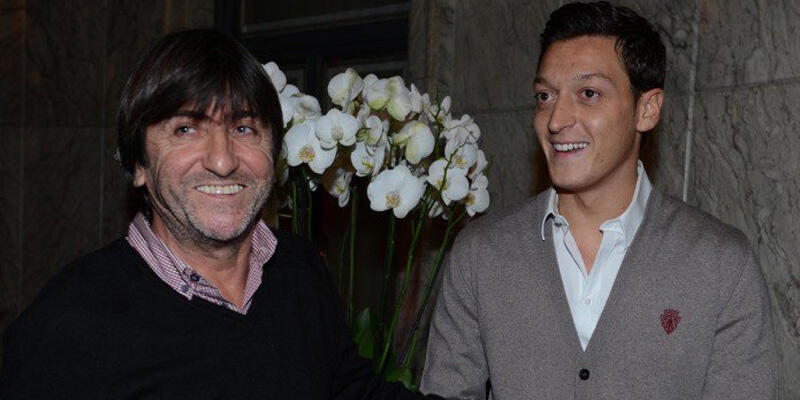 <p><b>Birlikte oynamayı hayal ettiğin bir oyuncu kim? </b></p><p><br></p><p>'Zinedine Zidane derdim ama bu zor olurdu çünkü ikimiz de 10 numarayız. Dennis Bergkamp, Robert Pires, Rıdvan Dilmen ve Gianluigi Buffon da ayrıca saha dışında da harika insanlar'</p>