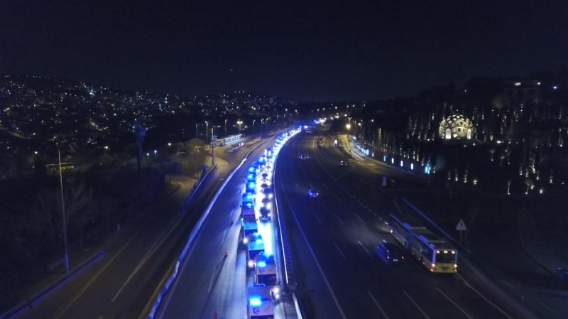 <p>te yandan stanbul'a giri yapan ambulanslarn 15 Temmuz ehitler Kprs'nden gei yapt anlar havadan da grntlendi.</p>