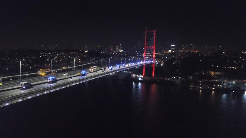 <p>Konvoy halinde ilerleyen ambulanslar 15 Temmuz ehitler Kprs'nden geerken grsel len oluturdu.</p>