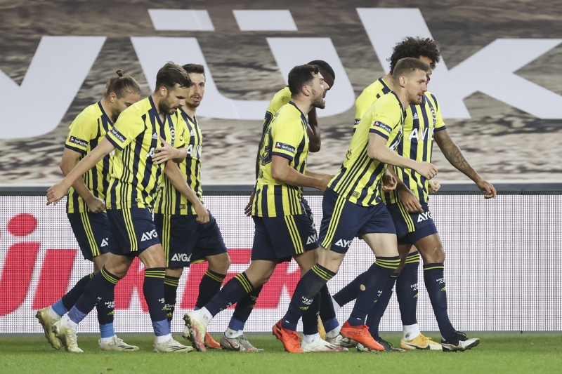 <p>Oyuncu değişikliği tabelasında kendi forma numarasını gören tecrübeli futbolcu, Spor Arena'nın aktadığ habere göre, foto muhabirlerinin önünden geçerken başını gök yüzüne kaldırıp, “Allah’ım ya rabbim, sen bana sabır ver ne olursun, sen bana sabır ver Allah’ım” diyerek söylendi.</p>