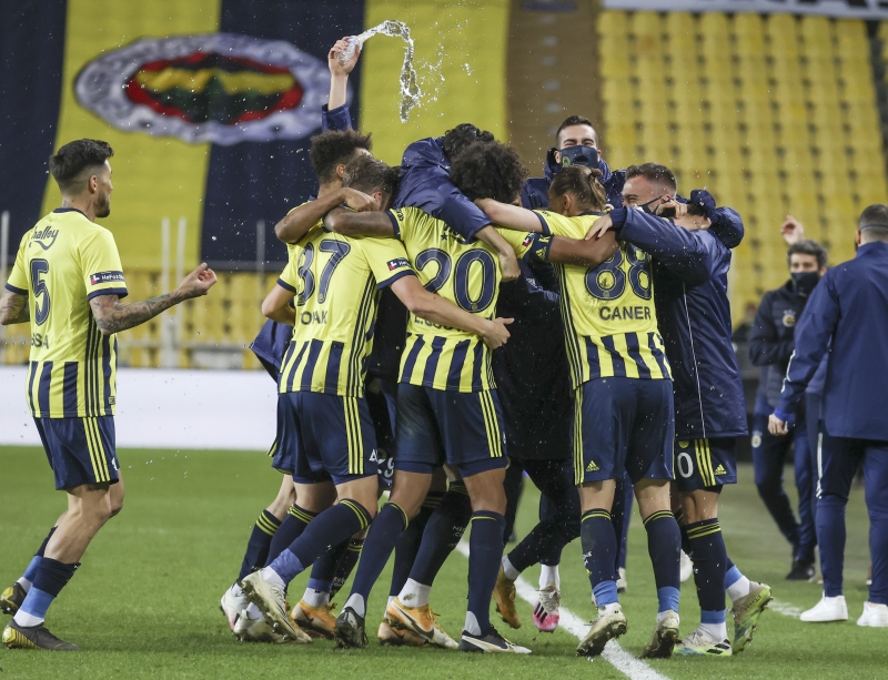 <p>O sırada teknik direktör Erol Bulut kollarını açarak kendisini kutlamak istedi ancak Caner el kol hareketleri eşliğinde söylenmeyi sürdürüp doğruca tünele girdi. Birkaç dakika sonra sakinleşen tecrübeli oyuncu saha kenarına döndü.</p>