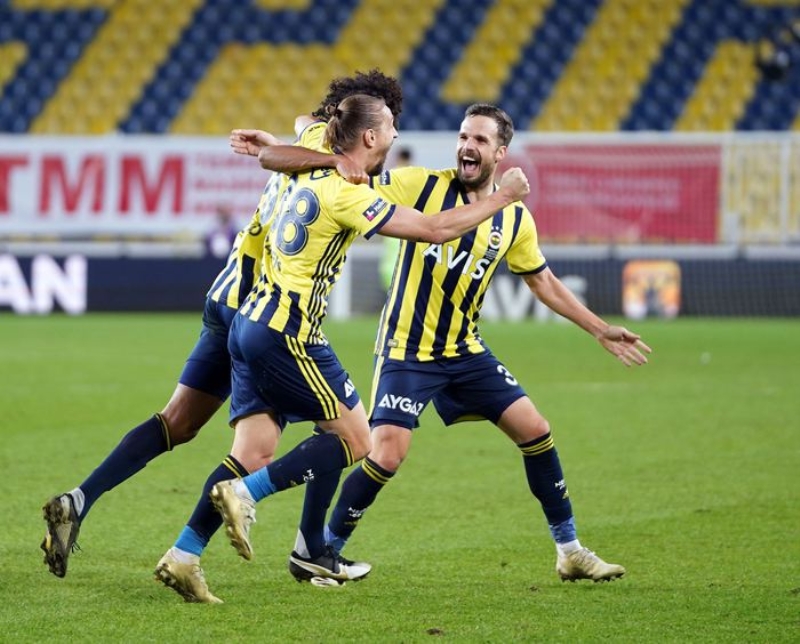 <p>Ademi bu görevi başarıyla yerine getirdi ve ilk 11 için ciddi bir alternatif olduğunu kanıtladı.</p>