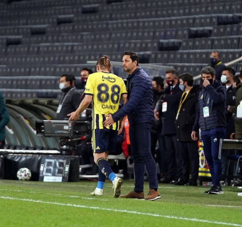 <p>Sol kanatta arkalı önlü oynayan Novak-Caner ikilisinin de sakat futbolcular tamamen iyileşip hazır olana kadar oynamaya devam edeceği belirtildi.</p>