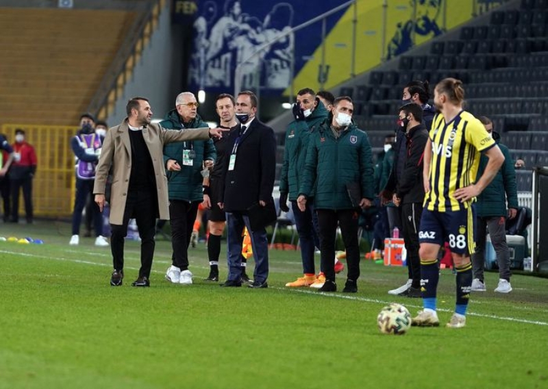 <p>Öncelikle ilk 11’e alınmayan isimlerden Cisse, Gökhan ve Sosa haftalardır beklenenin altında performans gösteriyordu. Ademi’nin oynamasının birinci sebebi, Başakşehir defansında oyunu kuran isim olan Epureanu’ya pres yapma düşüncesiydi. </p>