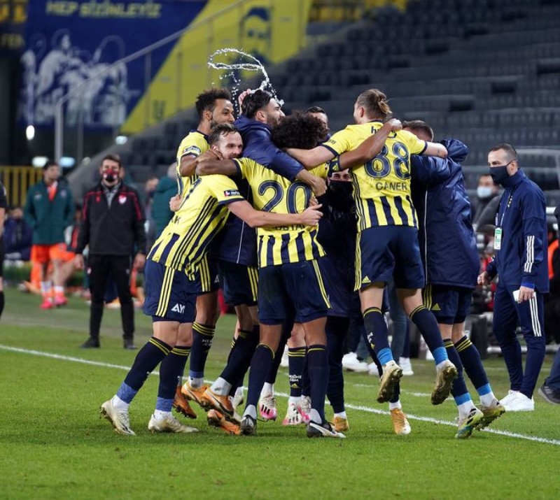 <p>Haftalarca sakatlıktan dolayı formayı giyemeyen Sinan Gümüş de oyunda kaldığı süredeki mücadelesiyle olumlu not aldı. </p>