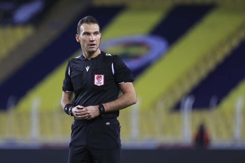 <p>Süper Lig’de 15. haftayı ‘bay’ geçirecek olan Fenerbahçe, bundan sonraki ilk maçını 11 gün sonra 4 Ocak’ta Kasımpaşa ile rakip sahada yapacak. Teknik direktör Erol Bulut futbolculara 4 gün izin verirken Covid-19 endişesi nedeniyle yurt dışına çıkmalarını yasakladı.</p>