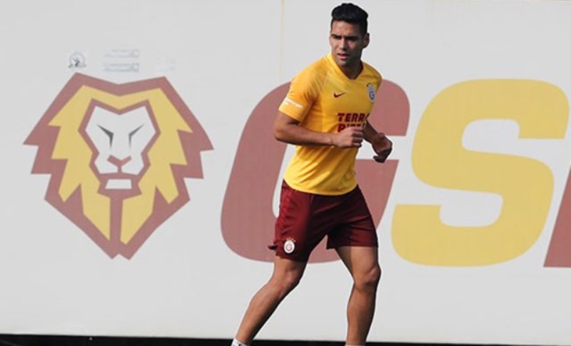 <p>Ancak hem maç hem de idman eksiği olması, Trabzon gibi zorlu bir deplasmanda fiziksel sıkıntılar yaşayabileceğini gösteriyor.</p>