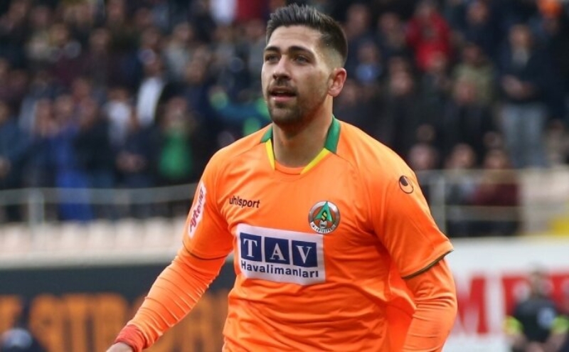<p><b>YENİDEN GİRİŞİM YAPILACAK</b></p><p><br></p><p>Erol Bulut'un sezon başında da ısrarla istediği yıldız futbolcu konusunda Alanyaspor yönetimi ikna edilememişti.</p>