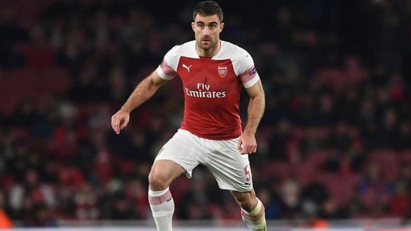 <p>Stoper sorununu çözmek isteyen Sarı- Lacivertliler'in <b>Arsenal </b>forması giyen <b>Sokratis </b>ile ilgilendiği öğrenildi.</p>