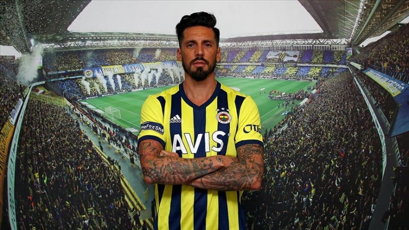 <p>İddialara göre Sarı-Lacivertliler beklentilerin çok altında kalan <b>Jose Sosa</b> ve <b>Mauricio Lemos</b>'la ara transfer döneminde yolları ayırmanın hesabını yapıyor.</p>