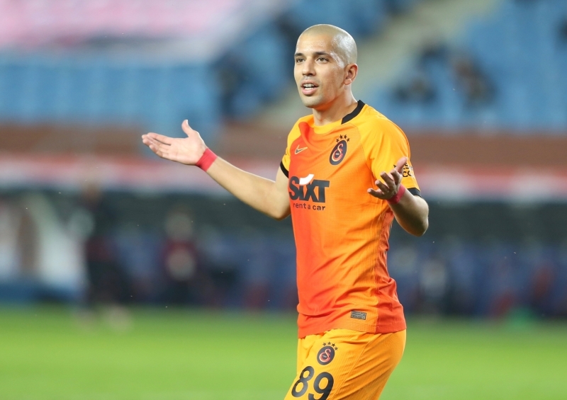 <p>Att gol sonras byk mutluluk yaayan Arda Turan, sevincini kaptanlk pazubandn kameralara gstererek ve perek yaad.</p>