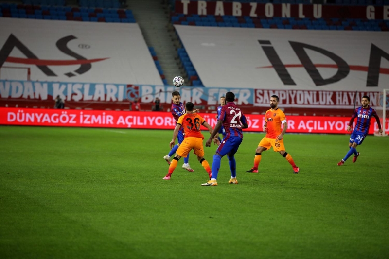 <p>Pas yapan m yorulur, kovalayan m? Trabzonspor'da oyunun sonunda kramplar girmeye balad. 45 ile 67 arasnda kendine gvenli, mkemmel pas yapan bir takm vard.</p>