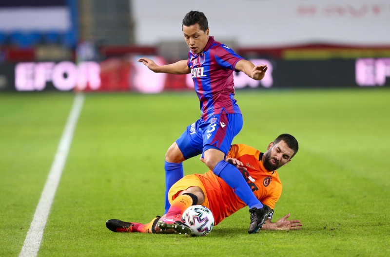 <p>Galatasaray ne yapt, sakin kald. lk yarda olmayan Belhanda, Arda, Emre Kln, Taylan katksyla oyunu sktrd, srekli pas. Bask altnda ald, verdi, ald, verdi. Hi bam gm yok. Bu pas trafii ne yapar? 20 pas, 1 gol oynuyoruz diyelim.</p>